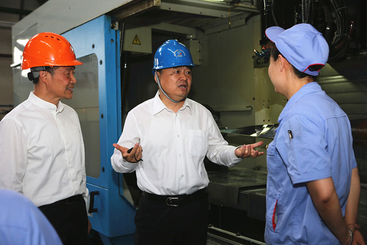 郝鹏与18新利集团一线生产职员深入交流 郝鹏与18新利集团一线生产职员深入交流